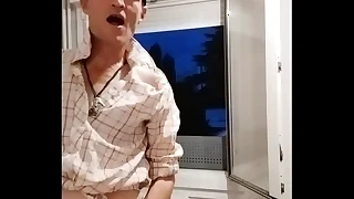 Streaptease collant batifole &agrave; la f&eacute;netre