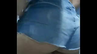 Casado dançando com shortinho da esposa